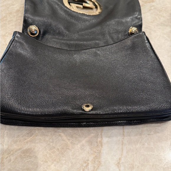 Gucci Black Leather Shoulder Bag with Gold Emblem - Picture 3 of 8